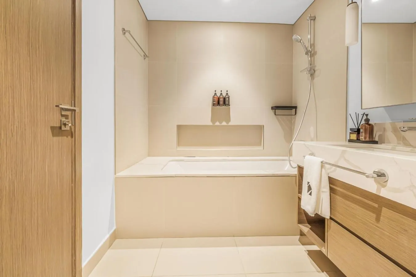 Apartment Large 1Br With Gym And Pool In Iconic Tower United Arab Emirates