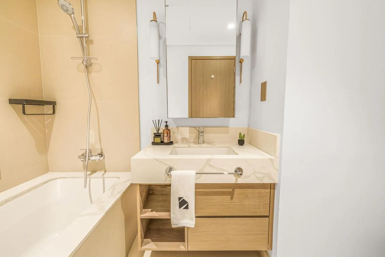 Apartment Large 1Br With Gym And Pool In Iconic Tower