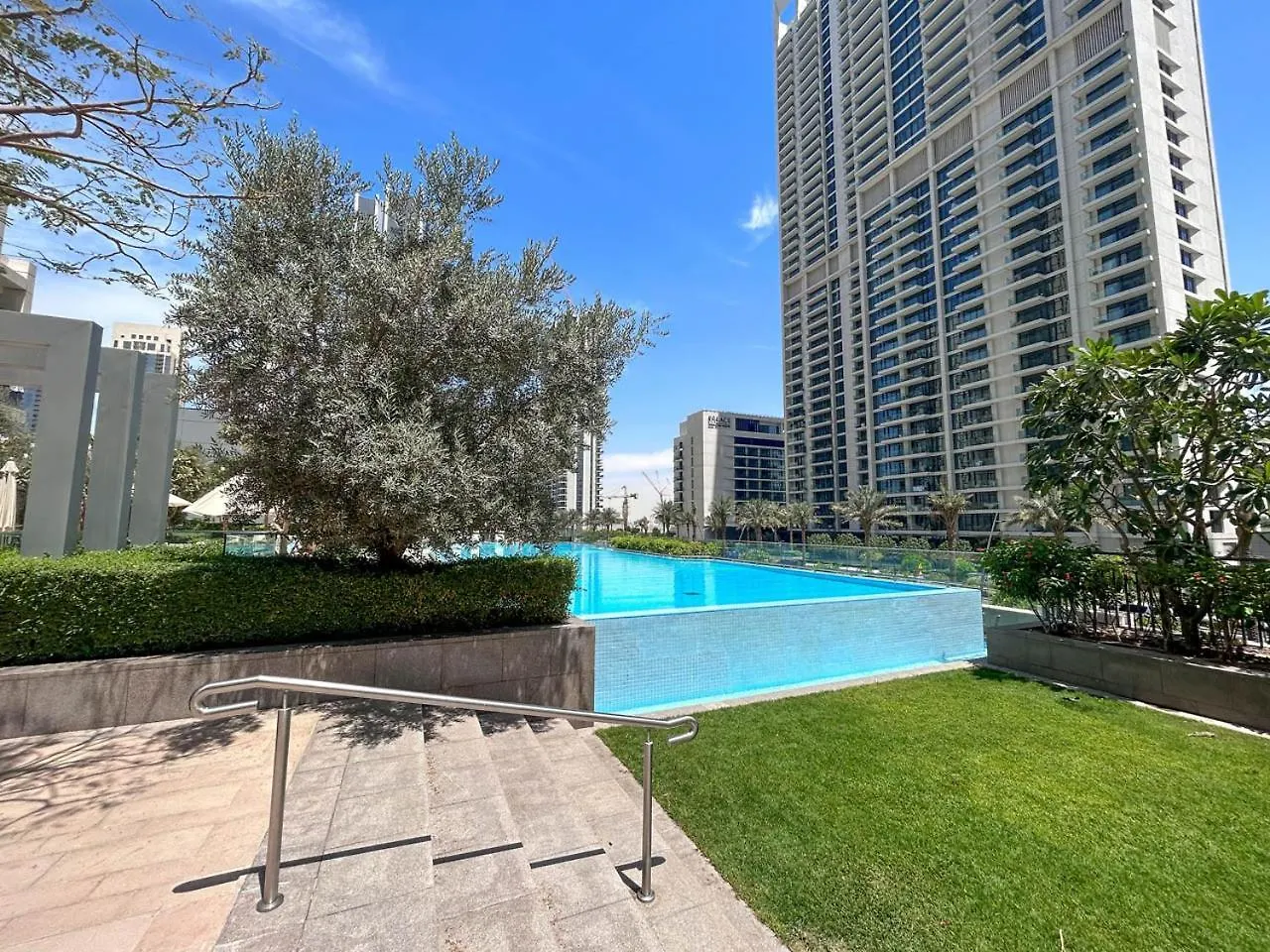 Large 1Br With Gym And Pool In Iconic Tower United Arab Emirates
