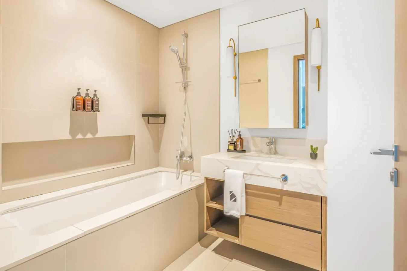 Large 1Br With Gym And Pool In Iconic Tower Dubai